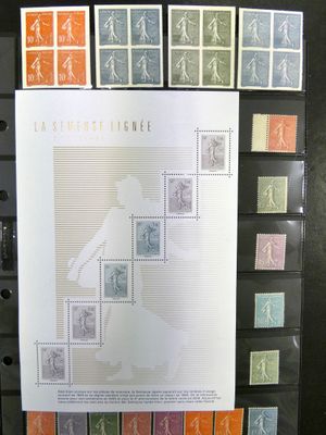 une photo d'une photo d'une affiche sur laquelle figurent des timbres
