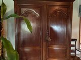 une armoire en bois dans un coin du salon