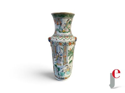 un vase posé sur une surface blanche