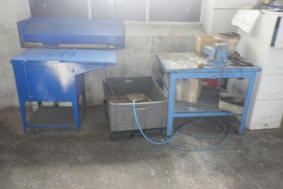 une photo d'une pièce avec un établi bleu et une table de travail bleue