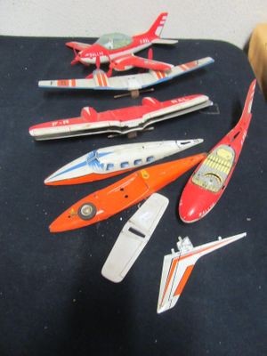 AVION EN TOLE (accidenté) + ELEMENTS D'AVION DONT JOUST…