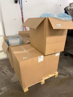 deux cartons empilés l'un sur l'autre dans une pièce