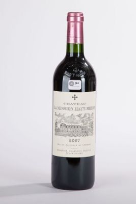bouteille de vin rouge sur une table blanche sur fond blanc