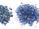 deux morceaux de verre bleu posés l'un à côté de l'autre sur une surface blanche