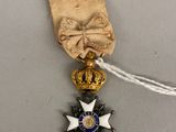 Gros plan sur une médaille entourée d'un ruban
