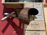 une boîte en bois contenant tout un tas d'objets