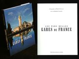 deux livres posés l'un à côté de l'autre sur une table