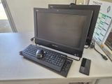 un ordinateur de bureau posé sur une table avec un clavier et une souris