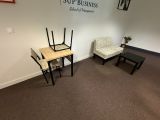 deux chaises et une table dans le coin d'une pièce