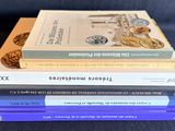 plusieurs livres sont empilés sur une table
