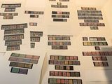 un grand nombre de timbres qui sont sur la table
