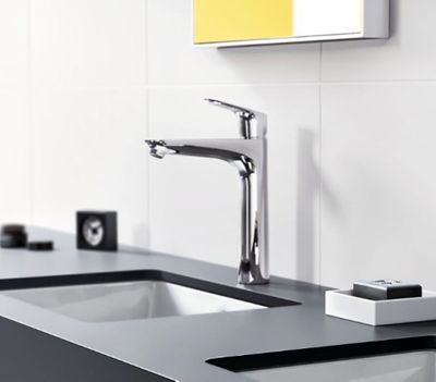 un lavabo équipé d'un robinet et d'un distributeur de savon