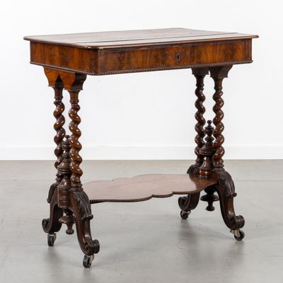 une vieille table en bois munie de roulettes et d'une étagère sur le dessus
