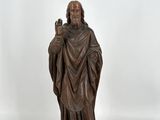 une image représentant une statue d'un homme barbu vêtu d'une robe