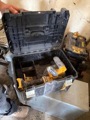 un homme qui tient une boîte à outils contenant des outils
