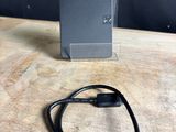 un câble USB relié à un disque dur posé sur une table