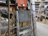 une échelle appuyée contre un mur dans un garage