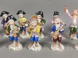 sept figurines représentant des personnages de couleurs et de tailles différentes