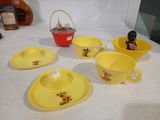 cinq tasses et soucoupes jaunes sur une table blanche