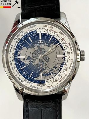 un gros plan d'une montre-bracelet sur laquelle figure une carte du monde