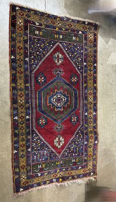 Petit tapis d'Orient à décor Caucasien à fond rouge et bleu … - Photo 1