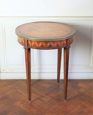 une photo d'une petite table avec un plateau en bois posée sur un parquet en bois massif