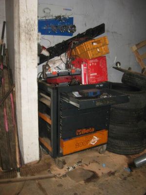 une image d'un garage avec beaucoup de ferraille