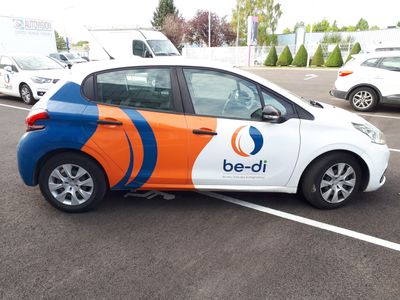 une petite voiture garée dans un parking