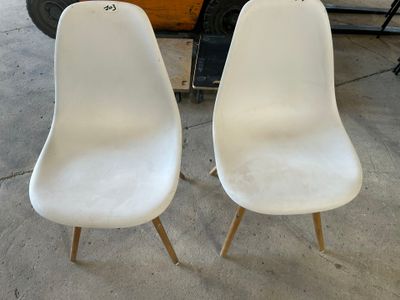 2 Chaises coques pieds en bois