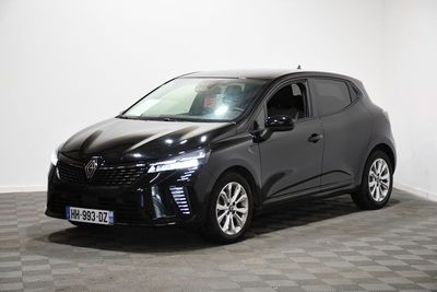la voiture noire est garée sur le sol en damier d'une pièce