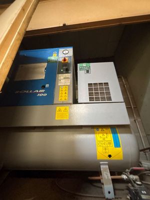 un chauffe-eau qui se trouve dans un coin d'une pièce