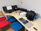 un bureau sur lequel se trouvent deux ordinateurs portables et un écran
