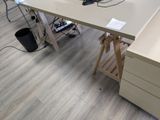 un bureau sur lequel est posé un ordinateur portable dans une pièce
