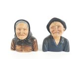 deux figurines représentant des personnes âgées assises l'une à côté de l'autre