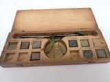 une boîte en bois contenant un objet en métal