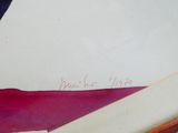 un bout de papier sur lequel il y a quelque chose d'écrit, à côté d'une paire de ciseaux