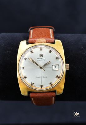 une photo d'une montre-bracelet en or avec un bracelet en cuir marron
