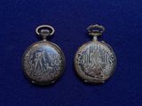 une paire de montres de poche anciennes en argent sur fond bleu