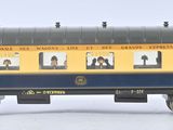 un wagon jaune et bleu avec des personnes à bord, sur un fond blanc