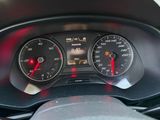 un gros plan du tableau de bord d'une voiture, avec un compteur de vitesse et des jauges