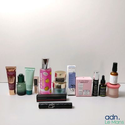 de nombreux types de produits cosmétiques posés sur une table blanche