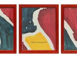 trois tableaux encadrés, de couleurs et de formes différentes, sur fond blanc