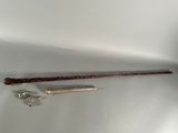 une image représentant une baguette magique et une paire de ciseaux sur un fond blanc