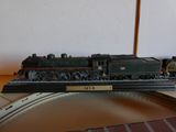 un petit train assis sur les rails