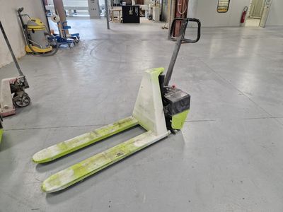 un chariot élévateur au milieu de l'entrepôt