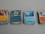 cinq types différents de cartes Pokémon disposées sur une table