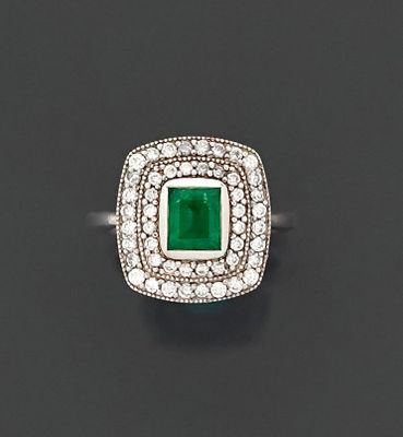 Bague en or gris 18k 750 millièmes, le plateau rectangulaire…