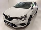 La voiture blanche est garée dans une pièce blanche, sur un fond blanc.