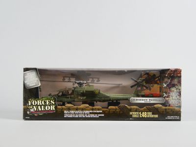 un hélicoptère de l'armée miniature surmonté d'un hélicoptère