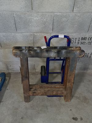 une table en bois sur laquelle se trouve une poignée bleue